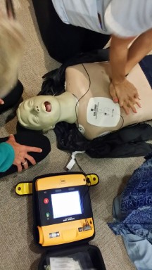 Defibrillator set up instructing us when to do CPR and when to stand clear and SHOCK
